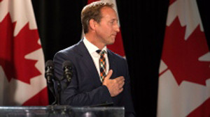 O ministro da Justiça Peter MacKay anuncia que não vai concorrer na próxima eleição federal em Stellarton, NS, sexta-feira, 29 de maio, 2015.