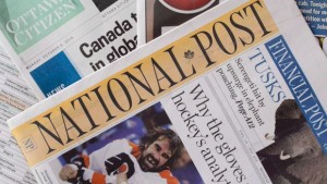 Jornais do grupo Postmedia, incluindo o National Post e o Ottawa Citizen, são mostrados com o Ottawa Sun da Quebecor Media - 6 de outubro de 2014. The Canadian Press / Justin Tang