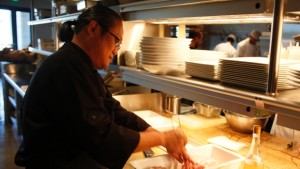 Chef Masaharu Morimoto prepara costeletas de porco com uma marinada Sake especial no seu restaurante Morimoto em Napa, Califórnia - 16 de agosto de 2010. (Eric Risberg / AP Photo)