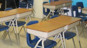 Uma sala de aulas de escola vazia é retratada nesta foto de arquivo. (AP Photo / Dinesh Ramde)