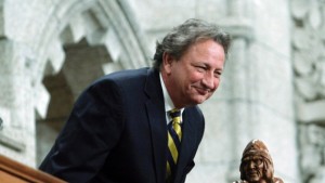 Eugene Melnyk, proprietário dos Ottawa Senators da NHL, levanta-se na galeria de visitantes ao ser reconhecido na Câmara dos Comuns no Parliament Hill, em Otava - 4 de março, 2014. The Canadian Press / Fred Chartrand