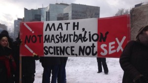 Um sinal é segurado por aqueles que protestam contra o novo currículo de educação sexual do Ontário - 24 de fevereiro de 2015. (Naomi Parness / CTV Toronto)Um sinal é segurado por aqueles que protestam contra o novo currículo de educação sexual do Ontário - 24 de fevereiro de 2015. (Naomi Parness / CTV Toronto)