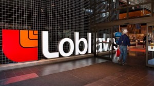 Um cliente entra numa loja Loblaws na Carlton Street, em Toronto, nesta foto de arquivo. (The Canadian Press / Aaron Vincent Elkaim)