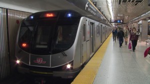 Um novo relatório mostra que a Comissão de Trânsito de Toronto (TTC) gastou mais de 80 milhões de dólares em horas extraordinárias no ano passado, um aumento de quase 6 milhões de dólares face ao ano anterior, noticiou a CTV News