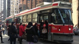 Elétrico da TTC na Queen Street. (Chris Kitching / CP24)