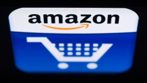 Amazon lançou uma seção de roupas e sapatos no seu website canadiano. (AFP PHOTO/LIONEL BONAVENTURE)