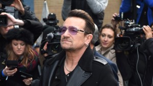 O cantor Bono chega a um estúdio de música para gravar o seu segmento do novo single de caridade da Band Aid 30 em Londres. 15 de novembro de 2014. (AP / Jonathan Short)