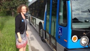 A presidente de Chelsea, Que., Caryl Green diz que saúda a chegada da rede de transporte Transcollines em West Quebec. O novo sistema de autocarro foi lançado na segunda-feira. (CBC / Hallie Cotnam)