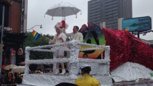 Cyndi Lauper foi um dos grandes mestres de cerimónias na parada do orgulho, tentando manter-se seca vestida como Marie Antoinette. (Brent Cousland / CBC)