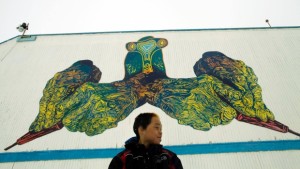 Um mural de inspiração Nunavut em Cape Dorset. (Cortesia: Patrick Thompson)