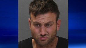 Simon William Gares, 34, é mostrado numa foto de divulgação dos serviços da Polícia de Toronto 