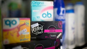 Tampões são exibidos numa prateleira de uma loja de droga em Buenos Aires, Argentina, nesta foto de arquivo. (AP / Natacha Pisarenko)