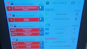 Um novo ecrã que exibe informações de trânsito ao minuto é mostrado na Câmara Municipal na segunda-feira. O ecrã foi instalado como parte de um projeto piloto de um ano