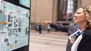 A vereadora Jaye Robinson examina algumas das sinalizações que farão parte de um novo programa de sinalização para ajudar os peões e utilizadores dos transportes públicos a encontrar o seu caminho no centro da cidade. (Rena Heer / CP24)