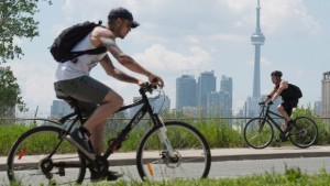 Ciclistas pedalam com a cidade de Toronto como pano de fundo, nesta foto de arquivo. (The Canadian Press/Frank Gunn)