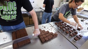 Nesta foto de 26 de setembro de 2014, brownies com infusão de marijuana são divididos e embalados na The Growing Kitchen, em Boulder. (AP / Brennan Linsley)
