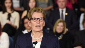 A primeira-ministra do Ontário Kathleen Wynne fala numa conferência de imprensa em Toronto - 6 de março de 2015. (Frank Gunn / The Canadian Press)