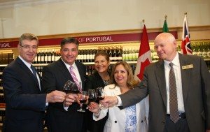 George Soleas, Executive Vice-President LCBO, Charles Sousa, ministro das Finanças do Ontário, Laura Albanese, deputada provincial por York South-Weston, Cristina Martins, deputada provincial pela área de Davenport, e Mario Fortino, responsável da loja, brindam com um vinho português. LA/CMC