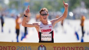 Evan Dunfee, do Canadá, passa a linha de meta para vencer os 20 km de marcha atlética masculina dos Jogos Pan-Americanos em Toronto, Ontário, Domingo, 19 de julho de 2015. (AP Photo / Felipe Dana)