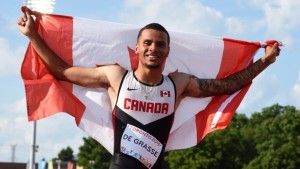 Andre De Grasse, do Canadá, sorri após conquistar o ouro na final dos 200m, durante a competição de atletismo nos Jogos Pan Am 2015 em Toronto - 24 de julho de 2015. (The Canadian Press / Frank Gunn)