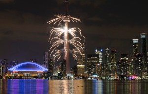 Sessão de fogo de artifício na CN Tower no centro de Toronto, durante a cerimónia de abertura dos Jogos Pan-Americanos, sexta feira, 10 de julho de 2015. (AP / Rebecca Blackwell)