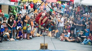 Brant Matthews, aka The Fire Guy salta através de um aro em chamas com o seu skate durante o dia de abertura do Scotiabank Buskerfest em Toronto - 25 de agosto de 2011. The Canadian Press/Aaron Vincent Elkaim