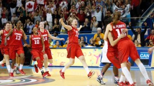As basquetebolistas do Canadá celebram depois de derrotarem os Estados Unidos por 81-73 no jogo de atribuição da medalha de ouro nos Jogos Pan-americanos. (AP Photo / Julio Cortez)