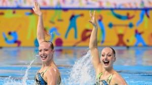 Karine Thomas, à direita, e Jacqueline Simoneau do Canadá competem na final de natação sincronizada livre em Toronto em 11 de julho de 2015. (Frank Gunn / The Canadian Press)