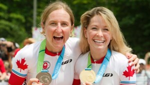 Emily Batty e Catharine Pendrel exibem as medalhas de prata e ouro no Hardwood Mountain Bike Park em Oro-Medonte, Ontário, onde terminaram em segundo e primeiro lugar, respetivamente, no evento feminino de ciclismo de montanha nos Pan Am Games Toronto 2015 - 12 de julho de 2015. (Fred Thornhill / The Canadian Press)