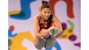 Jennifer Abel do Canadá executa um salto para ganhar a medalha de ouro no 3m Springboard Diving feminino nos Jogos Pan Am 2015 em Toronto, domingo, 12 de julho de 2015. The Canadian Press / Frank Gunn