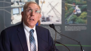 O ministro da Energia do Ontário Bob Chiarelli fala depois de visitar o Centro de Controle da rede hidroelétrica One em Barrie, Ontário - 27 de abril de 2015. The Canadian Press / Frank Gunn