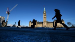 Pessoas caminham na área do Parliament Hill em Otava - 26 de janeiro de 2015. (Sean Kilpatrick / The Canadian Press)