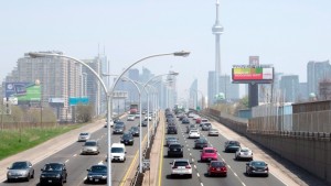 Poluição do ar cobre o horizonte de Toronto no primeiro dia de tempo quente na cidade - 9 de maio de 2015. (Frank Gunn / The Canadian Press)