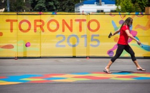 ma atleta canadiana caminha dentro da aldeia dos atletas dos Jogos Pan-Americanos em Toronto - 3 de julho de 2015. The Canadian Press / Mark Blinch