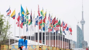 Bandeiras dos países participantes presentes na vila dos atletas com a CN Tower em segundo plano, num dos espaços dedicados aos Jogos Pan-Americanos 2015 de Toronto - 9 de julho de 2015. The Canadian Press / Darren Calabrese