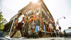 Um homem caminha pela PrideHouse Toronto após a sua cerimónia de abertura antes dos Jogos Pan-Americanos de Toronto - 8 julho de 2015. (Mark Blinch / The Canadian Press)
