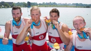 (Da direita para a esquerda) Will Crothers, Kai Langerfeld, Tim Schrijver, e Conlin McCabe do Canadá celebram a conquista do ouro na final masculina (coxless) nos Jogos Pan-Americanos de 2015, no Royal Canadian Henley Rowing Course em Port Dalhousie, Ontário - 13 de julho de 2015. (Peter Power/The Canadian Press)