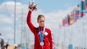 Jasmin Glaesser do Canadá posa com a sua medalha de prata - 22 de julho de 2015. The Canadian Press / Darren Calabrese