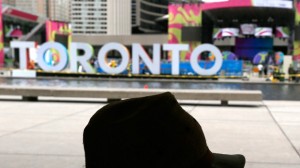 O sinal gigante 3D de Toronto retratado na Nathan Phillips Square - 9 de julho (AP Photo/Julio Cortez)O sinal gigante 3D de Toronto retratado na Nathan Phillips Square - 9 de julho (AP Photo/Julio Cortez)