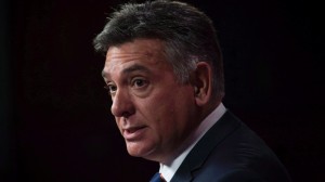 O ministro das Finanças do Ontário Charles Sousa fala durante uma conferência de imprensa no Queen’s Park em Toronto - 22 de setembro de 2014. The Canadian Press / Darren Calabrese