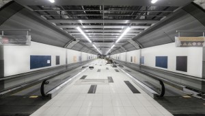 Esta foto mostra o novo túnel de pedestres que faz a ligação ao Billy Bishop Airport, previsto para abrir no dia 30 de julho (Porto Toronto)