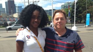 A atleta cubana Dailenys Alantara Pacheco e o taxista John Strickland são retratados aqui nesta foto divulgada pela polícia de Toronto