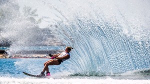 Whitney McClintock do Canadá compete durante a ronda preliminar de esqui aquático (slalom) feminino dos jogos Pan Americanos em Toronto - 20 de julho de 2015. The Canadian Press / Mark Blinch