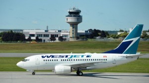 Um avião WestJet é retratado na pista em Otava na quinta-feira 2 de julho de 2015. (Sean Kilpatrick/The Canadian Press)