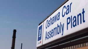 Um sinal no exterior da fábrica de montagem automóvel da General Motors em Oshawa, Ontário. Foto de arquivo (2012). (Michellle Siu / The Canadian Press)