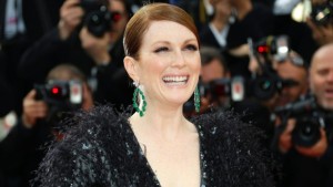 A vencedora do Oscar Julianne Moore chega para a exibição do filme La Tete Haute (Standing Tall) no festival de cinema de Cannes, em 13 de maio de 2015. Moore irá discutir a sua carreira durante uma sessão íntima de Q & A no festival TIFF 2015. (Joel Ryan / Invision / AP)