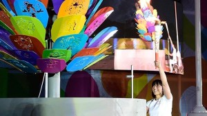 O ícone canadiano Chantal Petitclerc ilumina o caldeirão Parapan-Am Games durante a cerimónia de abertura na noite de sexta-feira em Toronto. (Frank Gunn / Canadian Press)