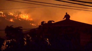 Moradores lutam para manter as chamas de um novo incêndio longe de uma casa em Oliver, B.C. - 14 de agosto de 2015