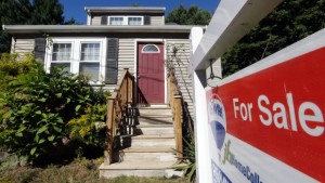 Na cidade de Toronto, o preço médio de venda de uma casa geminada caiu abaixo de 1 milhão de dólares pela primeira vez em vários meses, para 996,770 dólares. Mas isso ainda representa um aumento de 7,1 por cento em relação à média do ano anterior. (Associated Press)