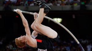 Shawnacy Barber do Canadá compete na final masculina do salto com vara no Campeonato Mundial de Atletismo no estádio Ninho de Pássaro, em Pequim - 24 de agosto de 2015. (AP Photo / Andy Wong)